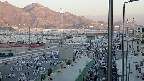 مخيم منى على مشارف مكة المكرمة، حيث يتجمع الحجاج المسلمون لأداء فريضة الحج. ويظهر مسجد الخيف على اليمين.