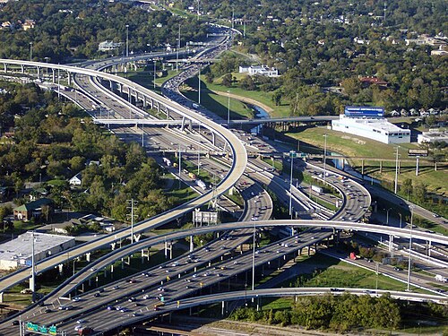 الطريق السريع I-45 والطريق السريع I-10/US 90 بجوار وسط مدينة هيوستن