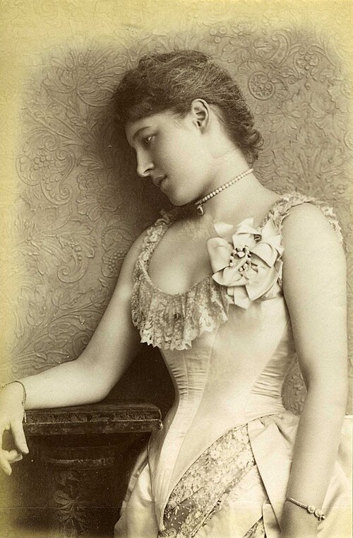 صورة فوتوغرافية لليلي لانغتري، مؤرخة في أغسطس 1885.