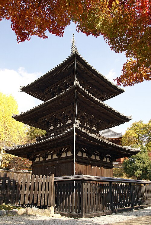 يقف Sanjū-no-tō خلف Nan'endō