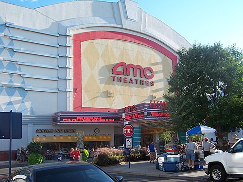 تم إنشاء AMC 30 في مركز إيستون تاون في كولومبوس، أوهايو في عام 2008. وتم تحويل هذا إلى AMC Dine-In Easton Town Center 30 في عام 2012.
