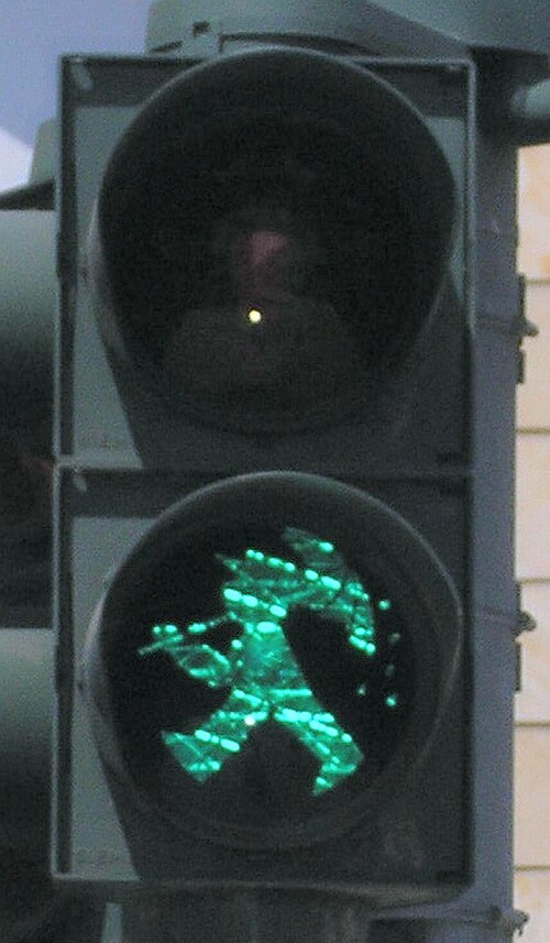 Ampelmännchen مع مظلة