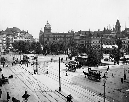 ميدان ألكسندر، 1908 (من اليسار إلى اليمين: Lehrervereinshaus، Polizeipräsidium، Aschinger)