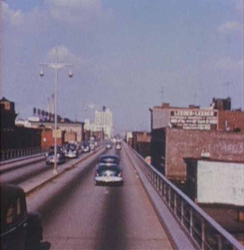طريق سريع مرتفع بأربعة مسارات في منطقة حضرية كما بدا في عام 1954