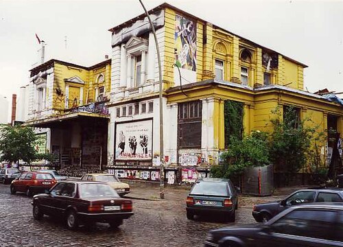 تم بناء المبنى عام 1996