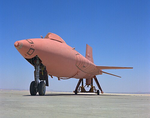X-15A-2 مع طبقة طلاء وردية قابلة للتآكل قبل تغطيتها بمادة مانعة للتسرب بيضاء