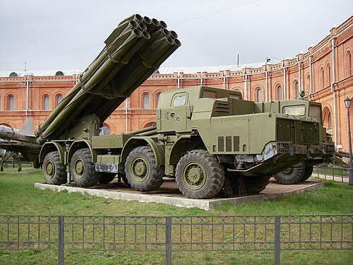 قاذفة صواريخ BM-30 Smerch عيار 300 ملم في وضع الرفع