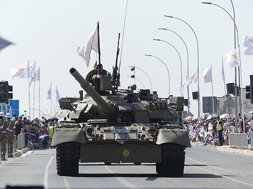 دبابة القتال الرئيسية القبرصية من طراز T-80U في عرض الأول من أكتوبر.