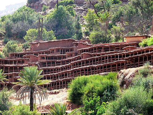 رفوف لخلايا النحل الأسطوانية المصنوعة من الطين في منحل إنزيركي، المغرب
