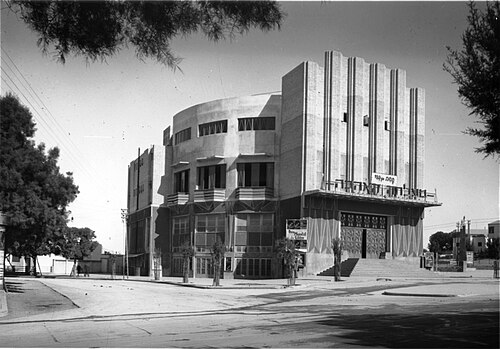 سينما مغربي/مسرح مغربي، تصميم المهندس المعماري جوزيف برلين، 1930 (أُتلفت بالكامل جراء حريق عام 1986، وهُدمت في منتصف التسعينيات)، تل أبيب