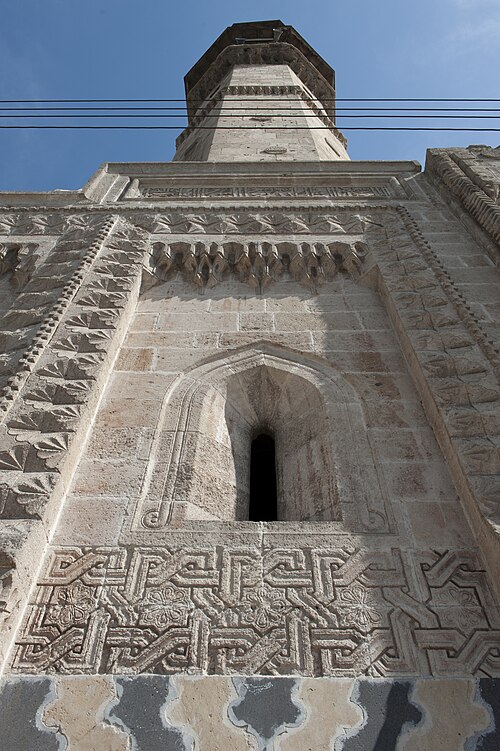 تفاصيل واجهة المسجد والمئذنة