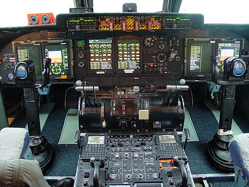 قمرة قيادة زجاجية حديثة لطائرة C-5M سوبر جالاكسي مزودة بشاشات رقمية متعددة الوظائف تحل محل الأجهزة التناظرية الأصلية