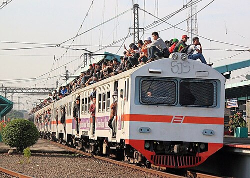 قطار KRL Jabotabek مزدحم بالركاب في جاكرتا، إندونيسيا