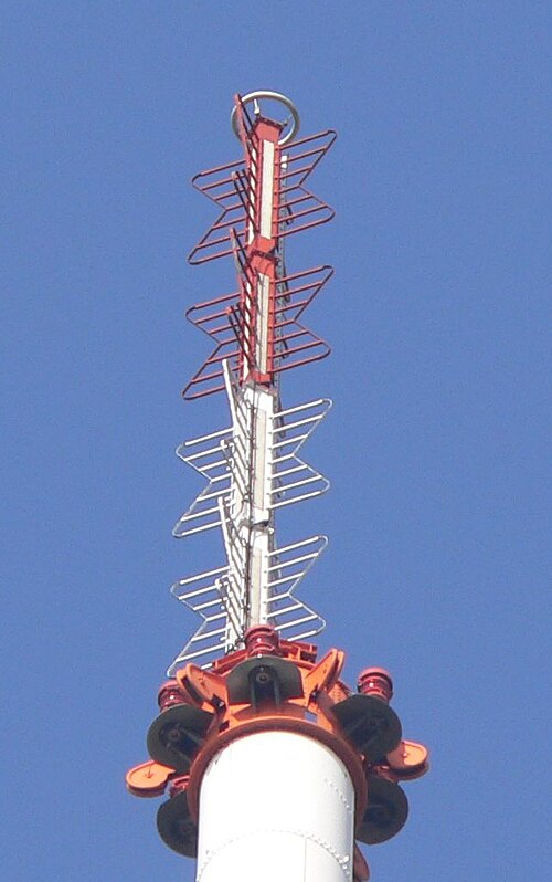 هوائي بث تلفزيوني VHF على شكل جناح الخفاش
