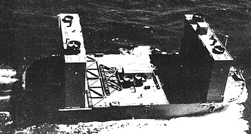 قسم واحد من حوض بناء السفن المقطعي المتقدم (ABSD) قيد السحب مع رفع أجنحة العوامات في عام 1944