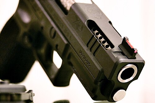 شركة Springfield Armory، مسدس XD-40 V-10 مُعدّل بماسورة وجزء منزلق مُثقّبين لتقليل ارتداد الفوهة