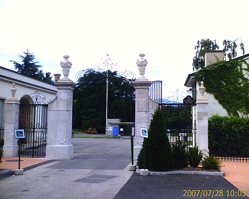 المدخل الرئيسي في الحرم الجامعي La Grande Boissière