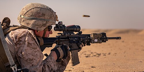 بندقية M27 مزودة بمنظار نهاري للفرقة (SDO) وجهاز AN/PEQ-16