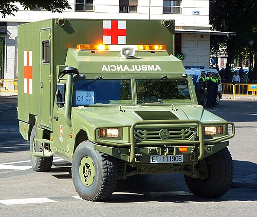 سيارة إسعاف تابعة للجيش الإسباني من طراز URO VAMTAC تحمل شعار الصليب الأحمر