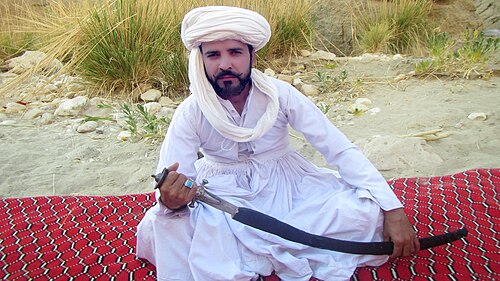 رجل يرتدي الزي التقليدي البلوشي