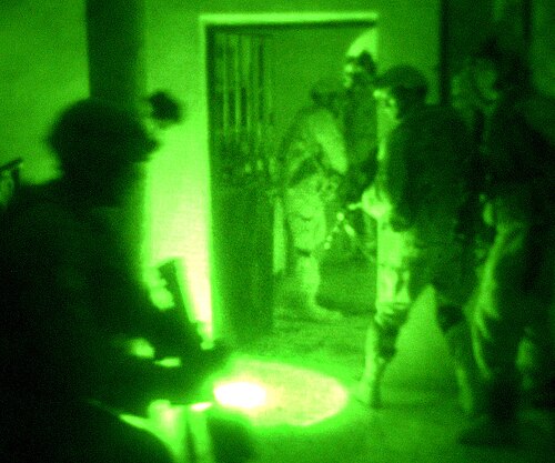 جنود مظليون في الفلوجة بالعراق ينفذون غارة ليلية باستخدام نظارات الرؤية الليلية