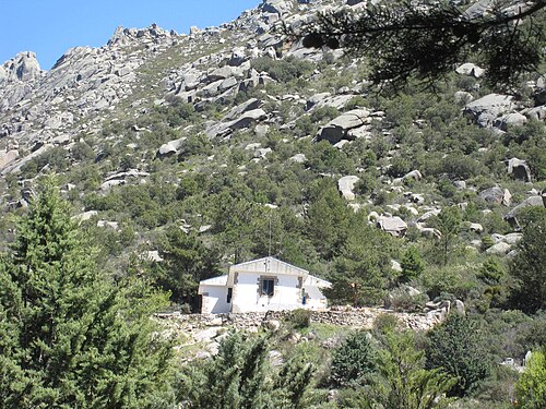 ملجأ في La Pedriza يحمل اسم Giner de los Ríos منذ بنائه لأول مرة في عام 1914. وكانت الرحلات الطبيعية إحدى الموارد التعليمية المبتكرة لمعهد Institución Libre de Enseñanza.