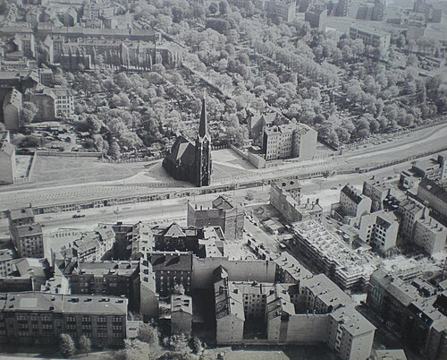 الكنيسة والمنطقة الحدودية: منظر جوي، 1970