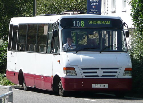 حافلة Compass Travel Autobus Classique ذات هيكل Vario في هورشام في أبريل 2009