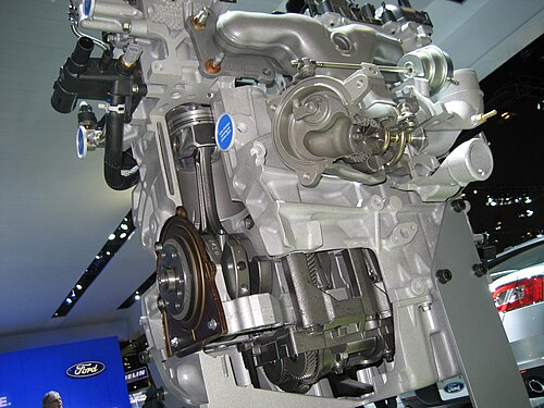 محرك EcoBoost التجريبي سعة 2.0 لتر في معرض ديترويت للسيارات 2011. لاحظ مشعب العادم، غير الموجود في محركات الإنتاج في أمريكا الشمالية.