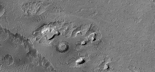 هضاب متراكبة في سينوس ميريدياني. التقطت الصورة بواسطة كاميرا HiRISE ضمن برنامج HiWish.