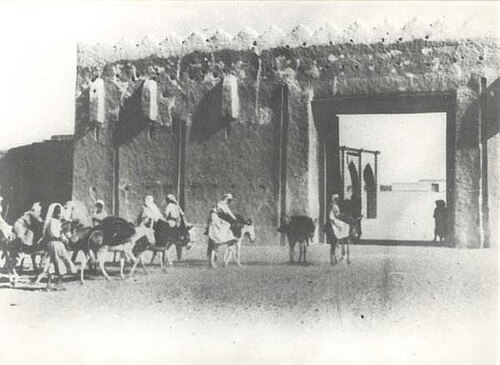 بوابة الكويت، التي كانت تحيط تاريخياً بمدينة الكويت، والتي بُنيت عام 1929