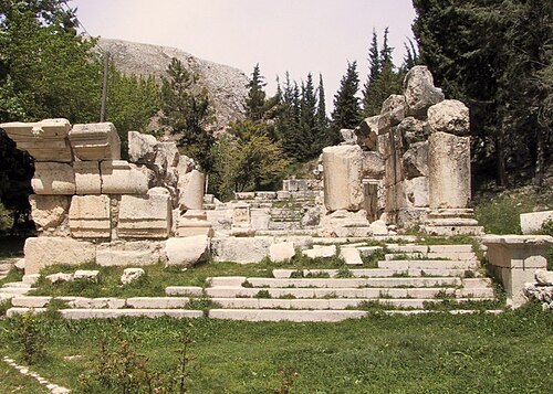 معبد صغير منخفض في نيها، لبنان