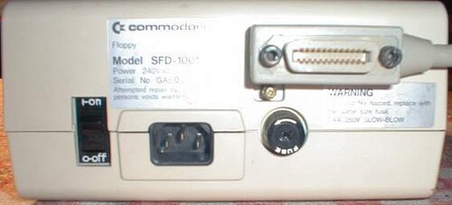 الجزء الخلفي من محرك الأقراص المرنة Commodore SFD 1001 المزود بمنفذ IEEE 488