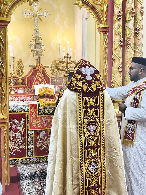 الزي الليتورجي لأسقف المطران وشماس الكنيسة السريانية الأرثوذكسية في الهند