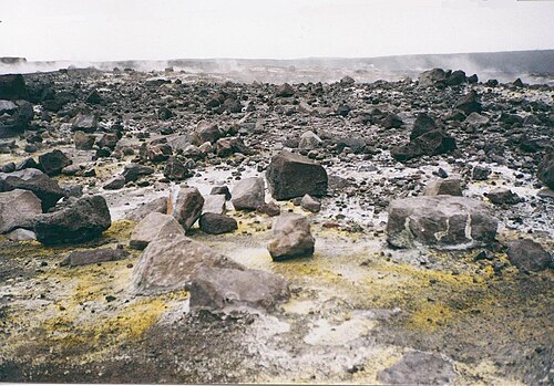 رواسب الكبريت في Halemaʻumaʻu على Kīlauea في الجزيرة الكبيرة، هاواي