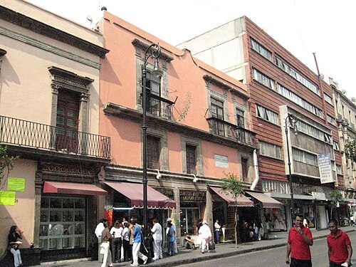 المنزل الذي سكنه هومبولت وبونبلاند في مدينة مكسيكو عام 1803، ويقع في 80 شارع جمهورية أوروغواي في المركز التاريخي، جنوب ساحة زوكالو مباشرةً.