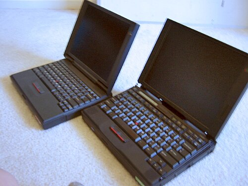 جهاز IBM ThinkPad 310ED وجهاز 760ED، كلاهما من حقبة 1996-1997. يتميز جهاز 760ED بلوحة مفاتيح قابلة للطي فريدة من نوعها، والتي كانت قياسية في جميع أجهزة ThinkPad 760.
