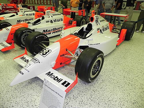 سيارة هيليو كاسترونيفيس الفائزة بسباق إنديانابوليس 500 في عام 2001 (IR-01).