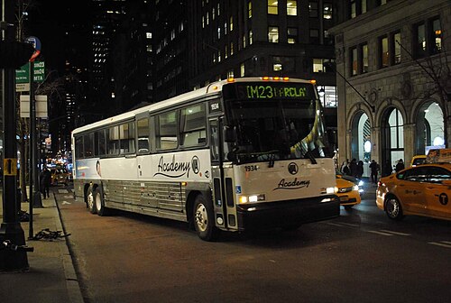 حافلة ركاب من طراز MCI D4500 موديل 2003، تعمل على خط SIM23 السريع بين جزيرة ستاتن ومانهاتن، وهو خط كانت تشغله سابقًا شركة أكاديمي. تم استبدال هذه الحافلة لاحقًا بحافلات من طراز Van Hool CX45 وC2045. وتم تسليم الخط إلى هيئة النقل الحضري لمدينة نيويورك (MTA NYCT) في عام 2022.