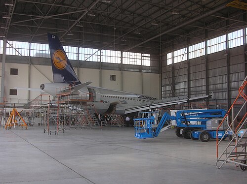 طائرة إيرباص A319 تخضع للصيانة في حظيرة الطائرات.