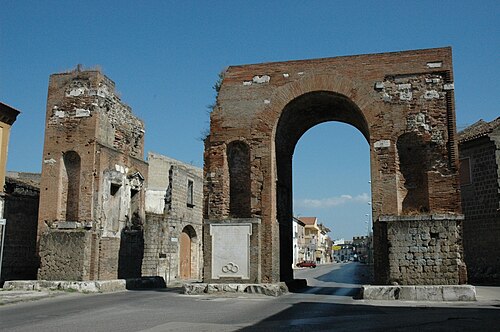 قوس هادريان (Arco d'Adriano)