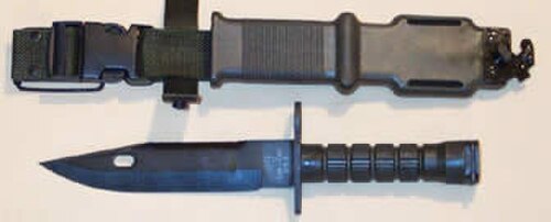 تم اعتماد الحربة والغمد الأمريكي M9 في عام 1986، ويستخدمان مع بندقية M16 وبندقية M4.