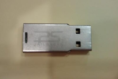 جهاز USB صغير لجهاز PlayStation لكسر حماية النظام.