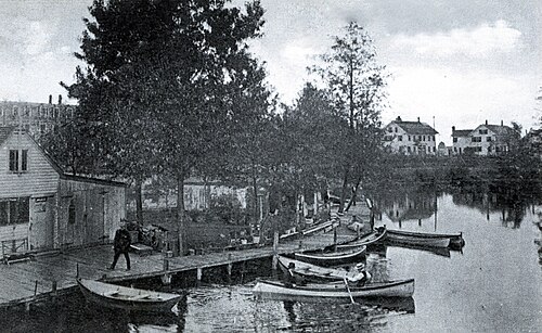 بيت قوارب يعود تاريخه إلى حوالي عام 1900 في ميثوين، ماساتشوستس