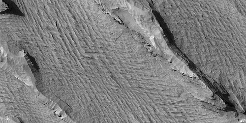 ياردانغ، كما التقطتها كاميرا HiRISE ضمن برنامج HiWish. الموقع بالقرب من جوردي دورسوم في منطقة أمازونيس. ملاحظة: هذه صورة مكبرة للصورة السابقة.