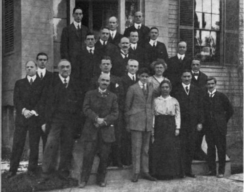 عشرون عالماً، معظمهم من الرجال، يقفون لالتقاط صورة جماعية في عام 1916.