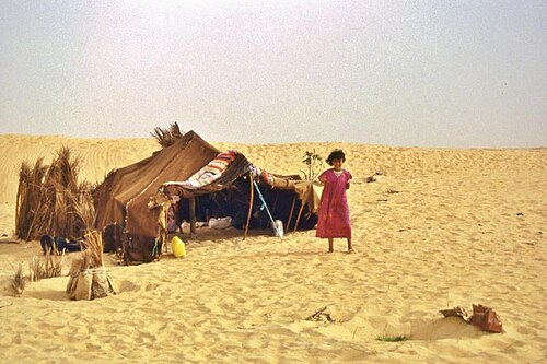 خيمة بدوية عربية من شمال أفريقيا. وتُستخدم خيام مماثلة أيضاً من قبل العرب في الشرق الأوسط، وكذلك من قبل البدو الفرس والتبتيين.