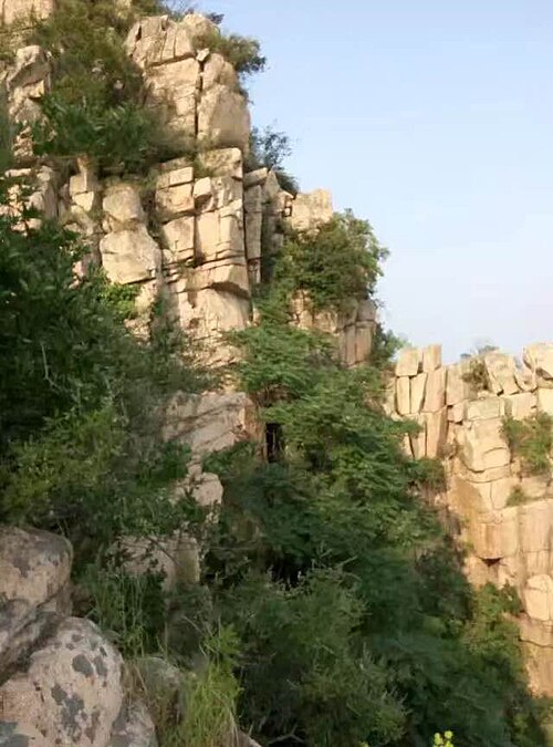 حافة جبل يي