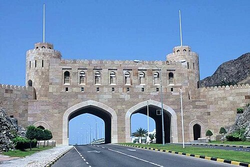 تزين البوابات الطرق المؤدية إلى مدخل مسقط، عمان