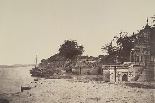 صورة من عام 1858 لـ "ساتي تشورا غات" على ضفاف نهر الغانج، حيث فقد العديد من الرجال البريطانيين حياتهم في 27 يونيو 1857، وتم أسر النساء والأطفال الناجين من قبل المتمردين.